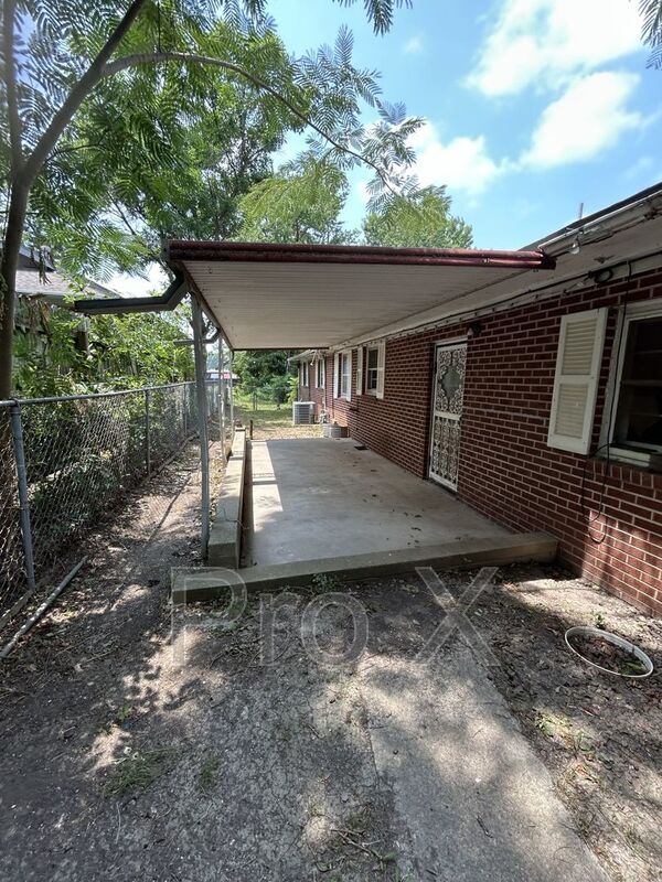 Building Photo - 102 E Ford Ave