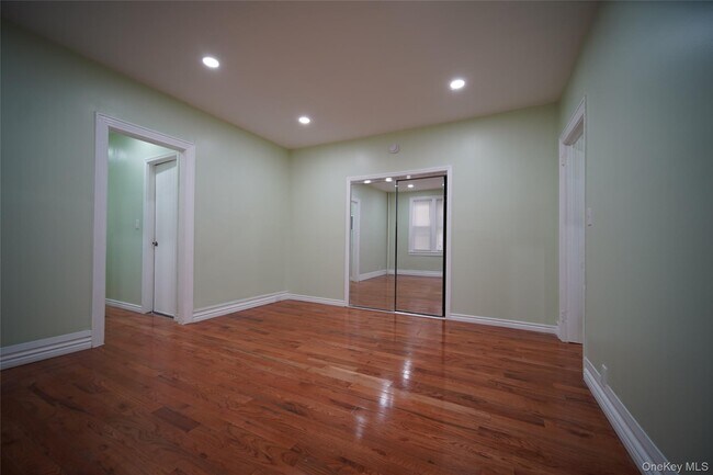 Building Photo - 723 E 227th St