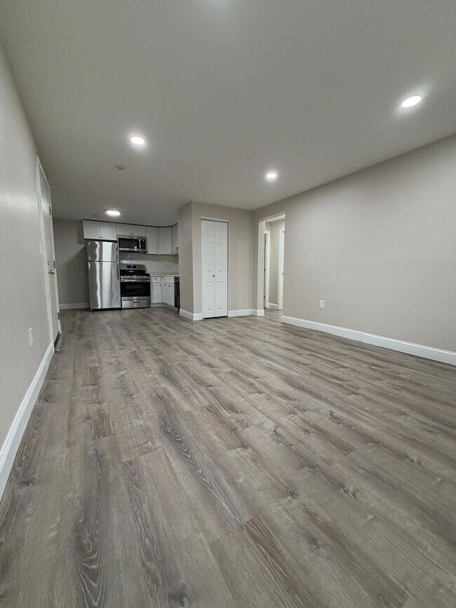 Building Photo - Fully Renovated 2 Bed with Heat, Hot Water and gas for cooking included