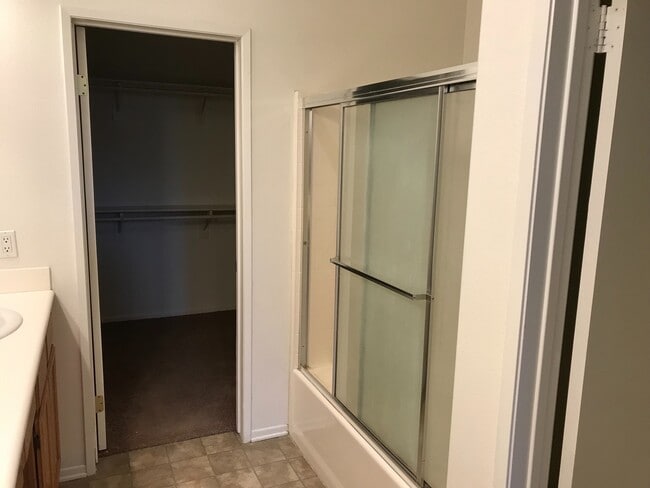 Building Photo - Beautiful 2 Bedrooms,  2.5 Bath Townhome with 2 Car Attached Garage in Ontario