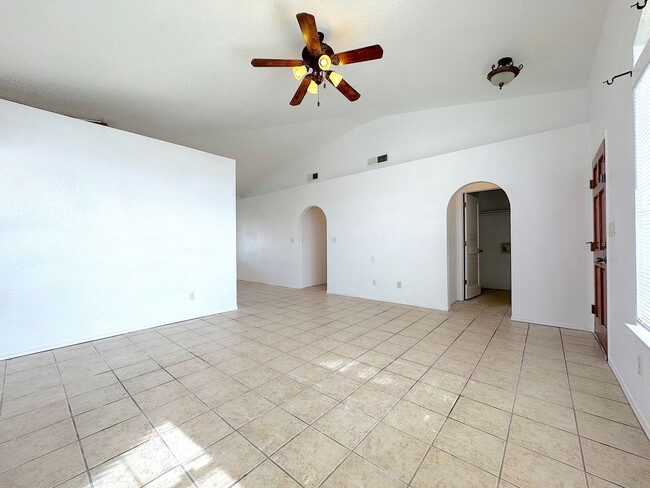 Building Photo - East El Paso 3bed/2bath  Refrig A/C!