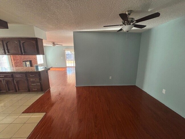 Building Photo - Clean 3 Bedroom / 2 Bathroom Home near Pac...