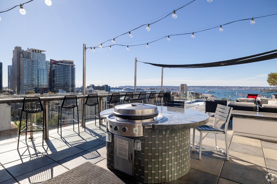 Rooftop Lounge - Vici Luxury Rentals - Little Italy