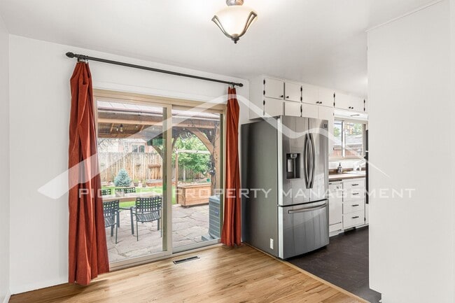 Building Photo - Gorgeous Home with Washer/Dryer and Fenced...