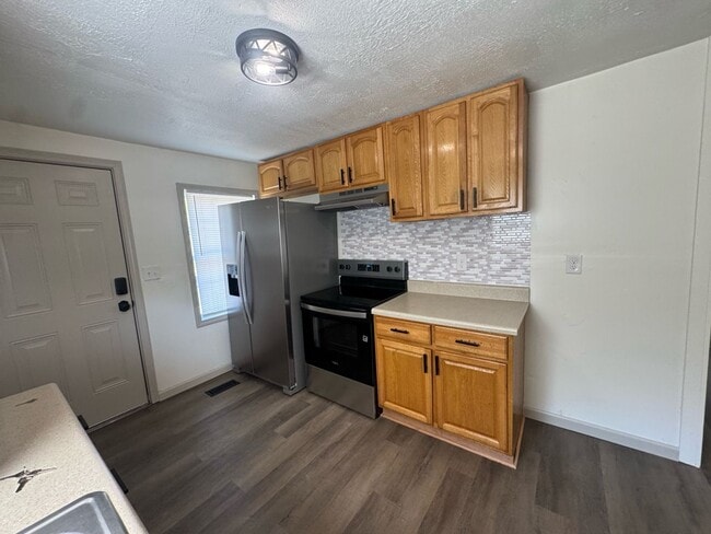 Building Photo - Updated 3BR Home on Half Acre in Kingsport, TN