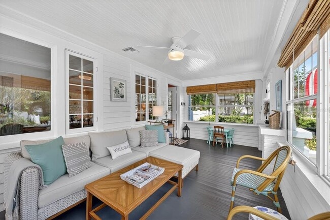 Building Photo - 235 10th Ave NE