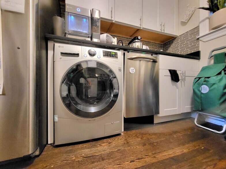 Building Photo - 1056 W Lill Ave