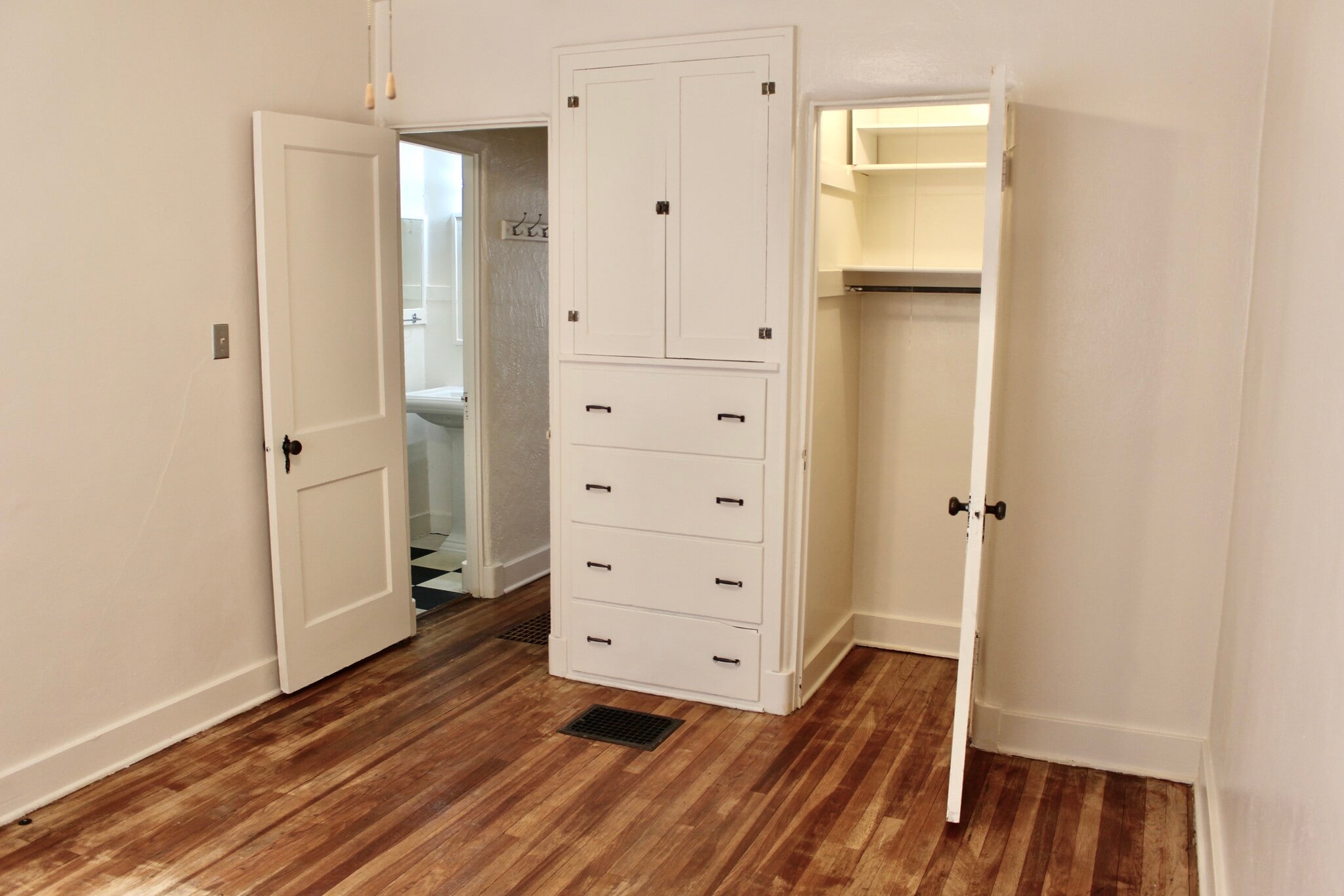 Lots of Built-ins - 214 Pine St SE