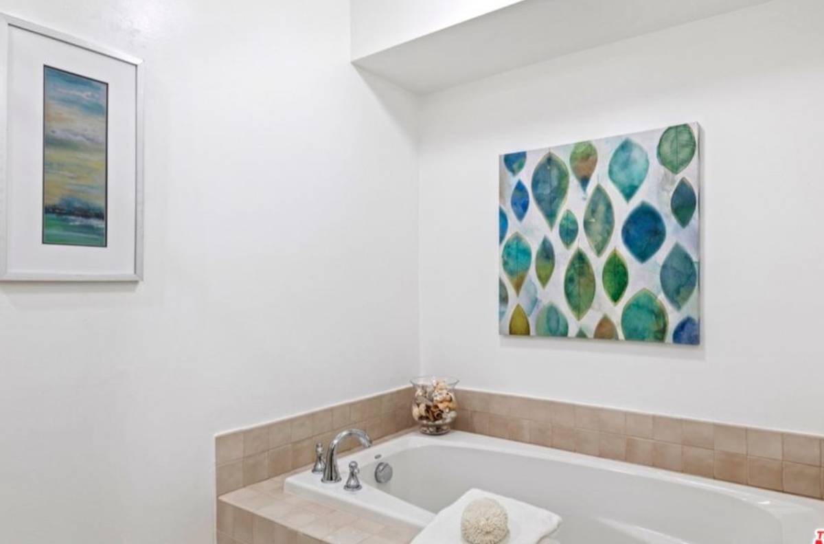 Building Photo - 11120 Queensland St