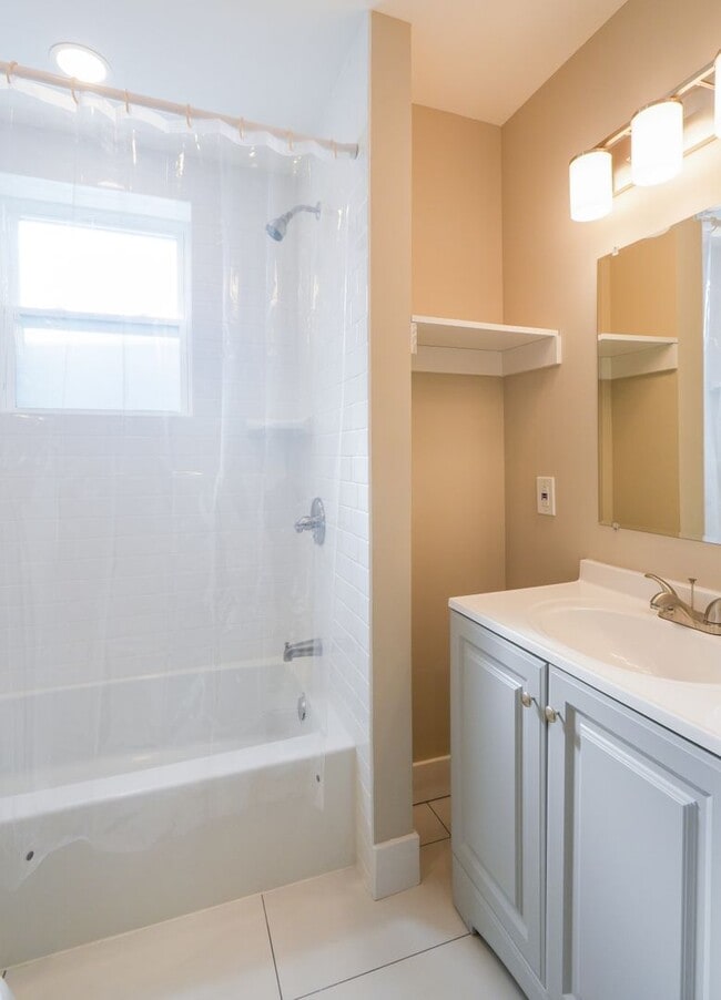 Building Photo - Amazing newly redone large 3 bedroom