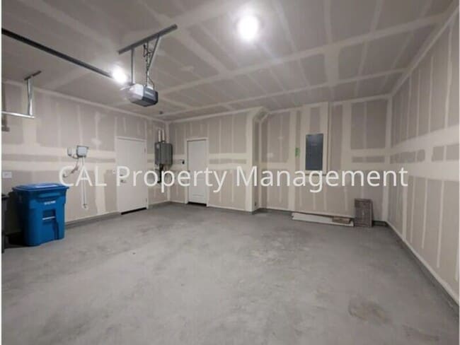 Building Photo - Beautiful 5 Bedroom Home in Hollister