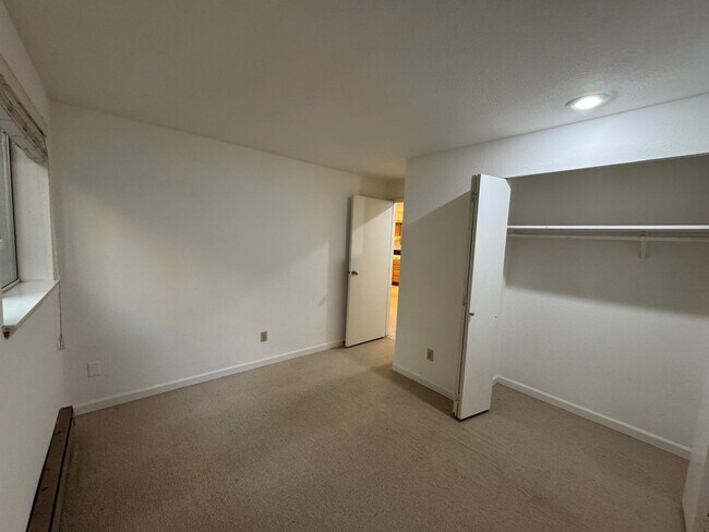 Building Photo - Cozy 2 Bed 1 Bath Condo, Wensley Court Factoria Bellevue