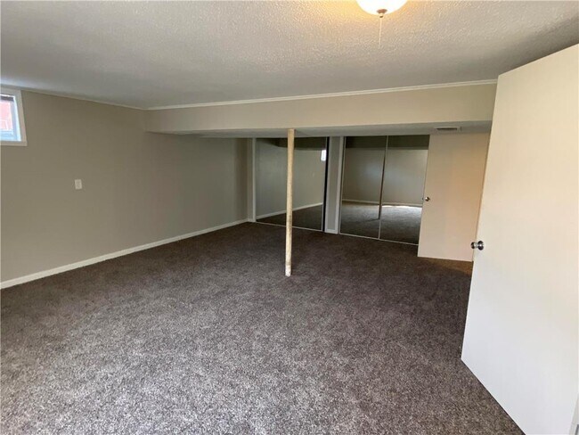 Building Photo - 704 E Culton St