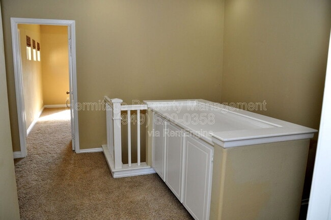 Building Photo - 9 Strawflower St