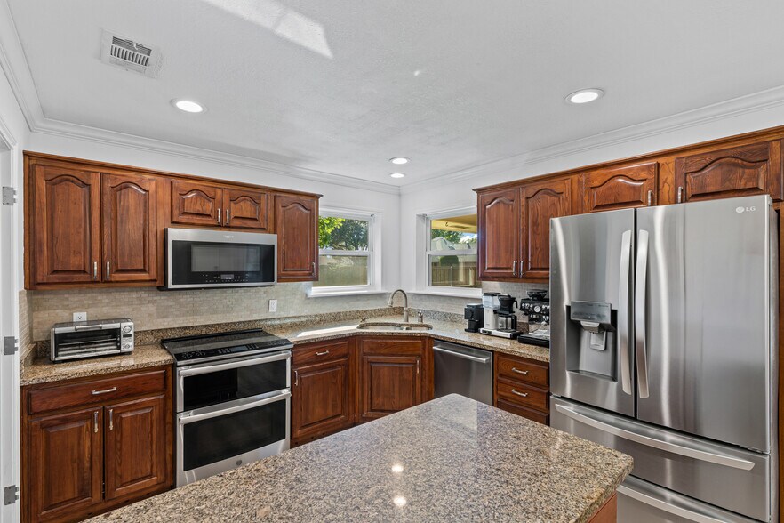 Building Photo - 1412 Seabrook Dr