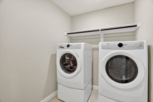 Building Photo - 925 Creekhollow Dr