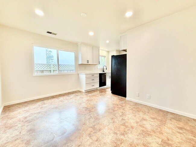 Building Photo - Renovated 3bed/2bath Linda Mar Rancher