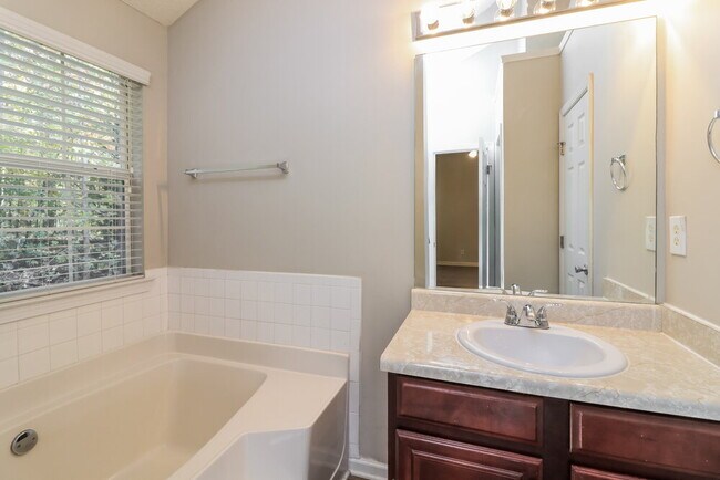 Building Photo - 383 Hidden Creek Ln