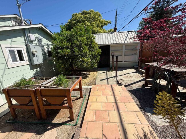 Building Photo - Charming Land Park 2 Bedroom