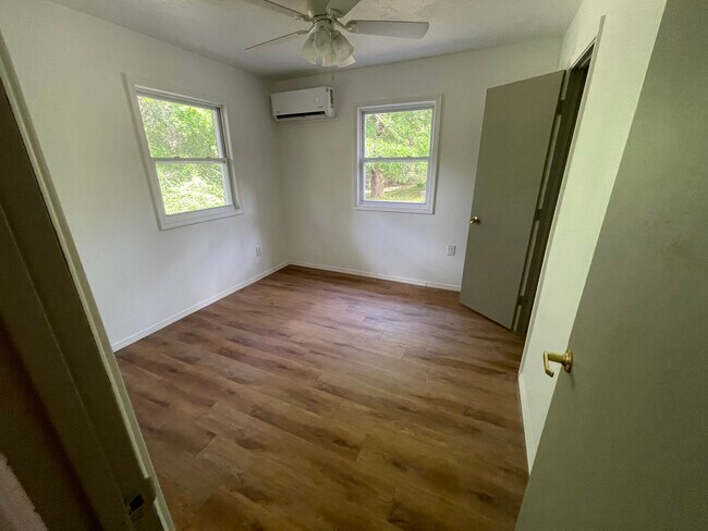 Building Photo - Lake Drive