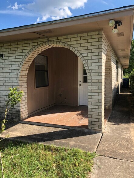 Building Photo - 1000 Ranchero Road