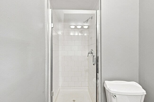 Building Photo - Charming 2-bedroom, 1-bath condo located in the heart of Denver