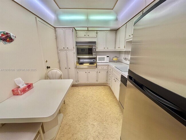 Building Photo - 1950 S Ocean Dr