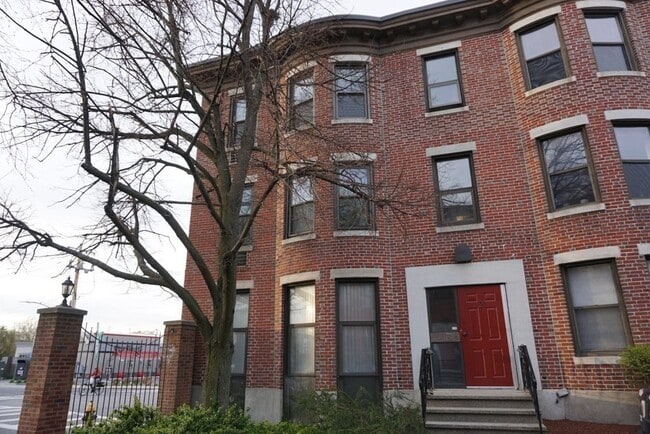 Building Photo - 2 Cypress Rd