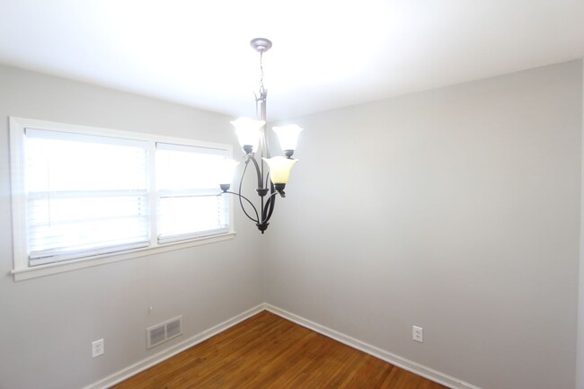 Building Photo - 3 Bedroom, 1 Bath!  New on the Market and ...