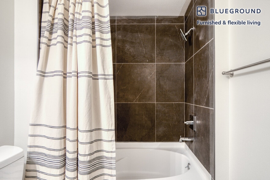 Building Photo - 5710 Crescent Prk E