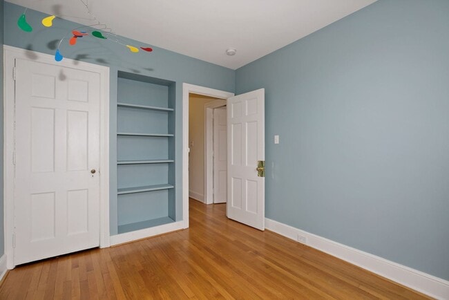 Building Photo - Available Now! 4 Bedroom  3.5  Bathroom Townhouse //Woodley Park// Garage, Driveway & 3 Levels of...