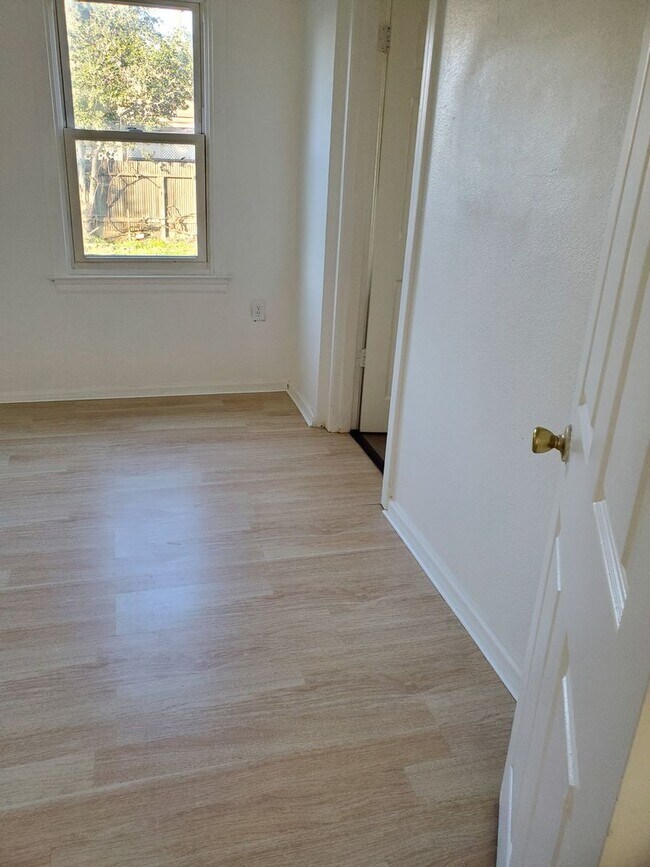 Building Photo - Downtown Charmer