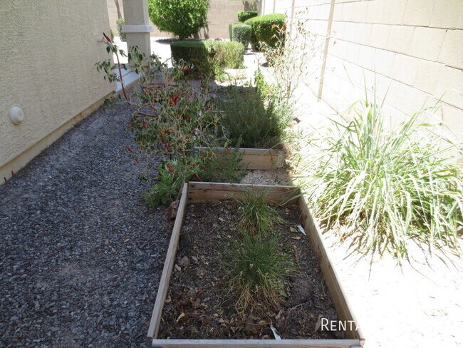 Building Photo - 890 E Doral Ct