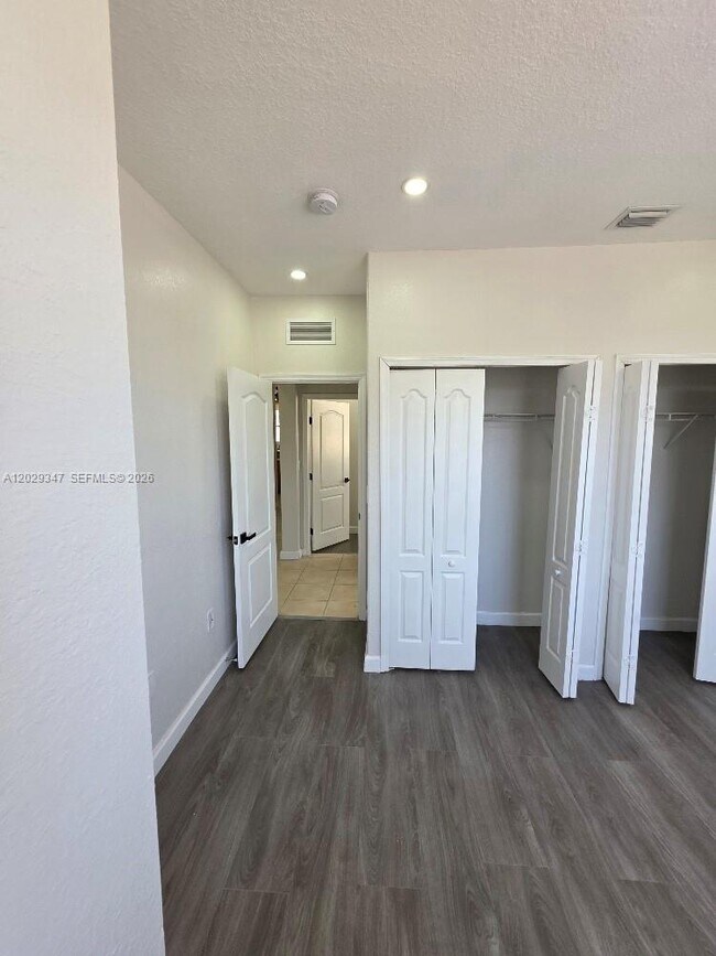 Building Photo - 1661 SE 29th Ct