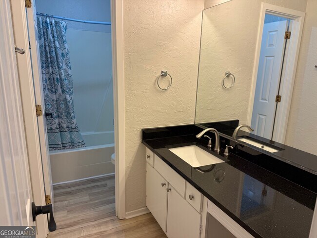 Building Photo - 20 Fairway Ln