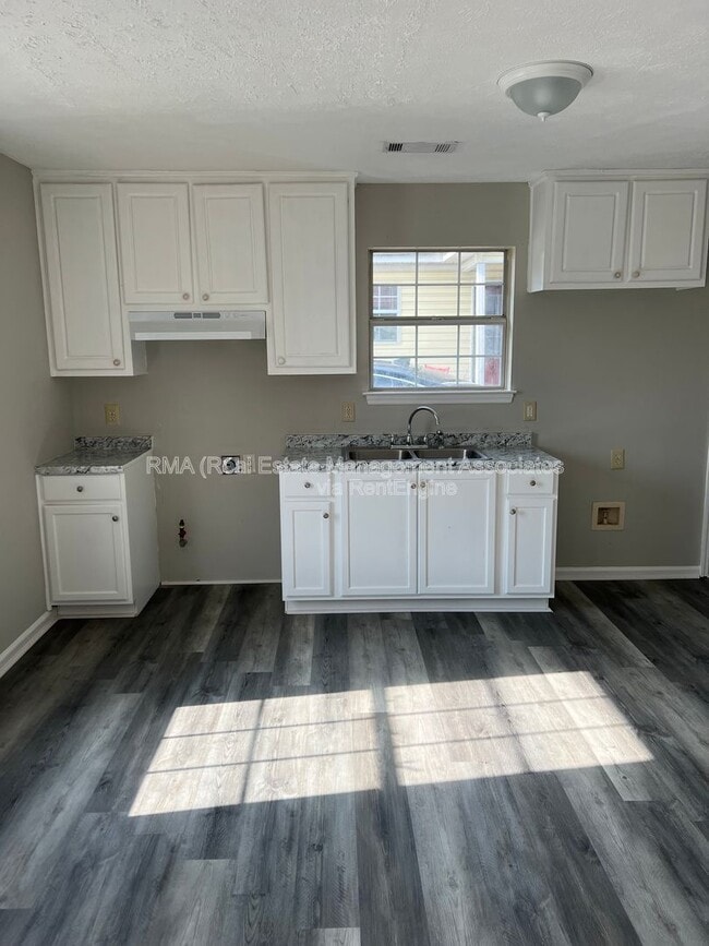 Building Photo - 201 Grove Pl