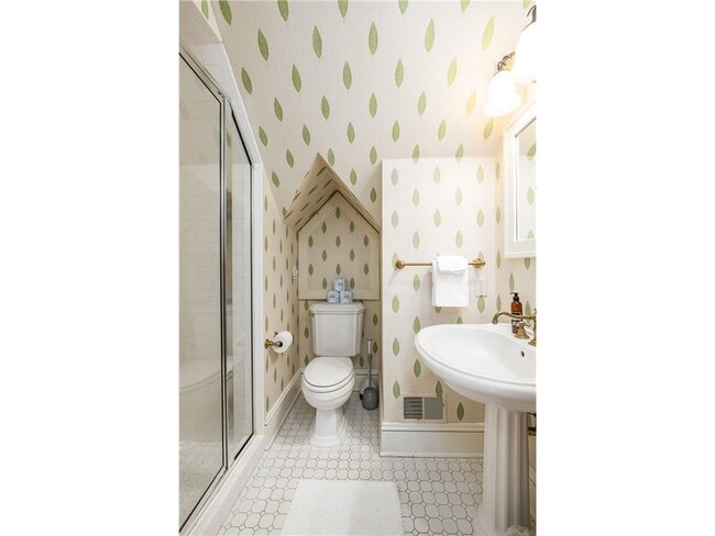 Building Photo - 2810 W Lake of the Isles Pkwy