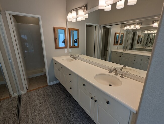 Building Photo - 211 Montana Del Lago Dr