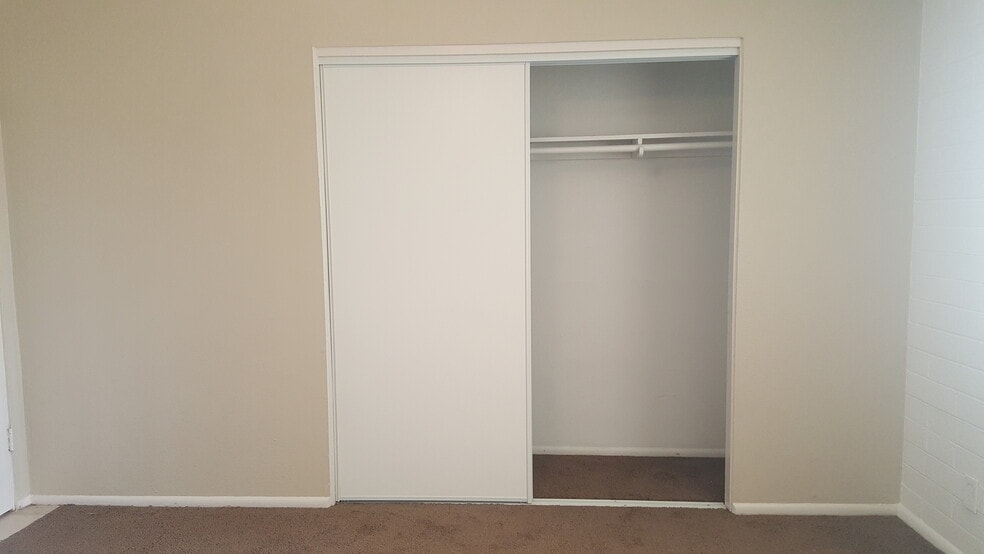Building Photo - 1123 E Sierra Vista Dr
