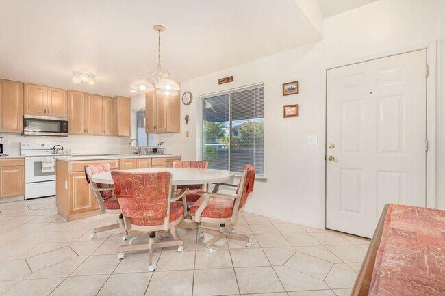 Building Photo - 220 N 22nd Pl