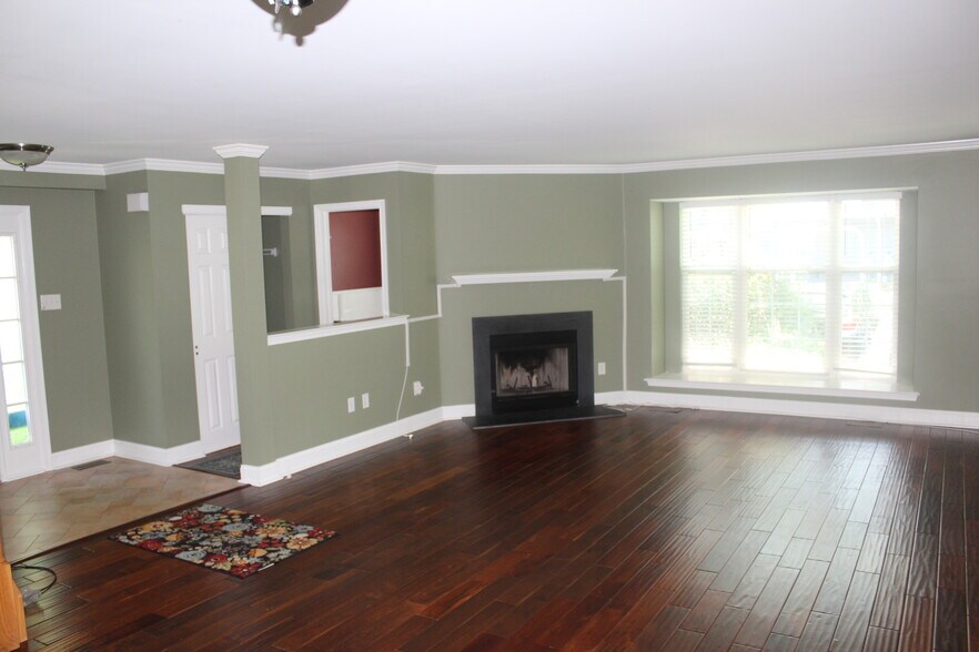 Building Photo - 102 Whistling Swan Ln
