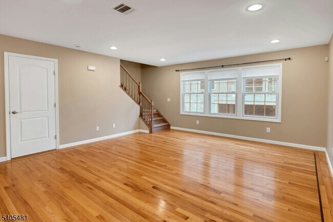 Building Photo - 102 Montgomery St