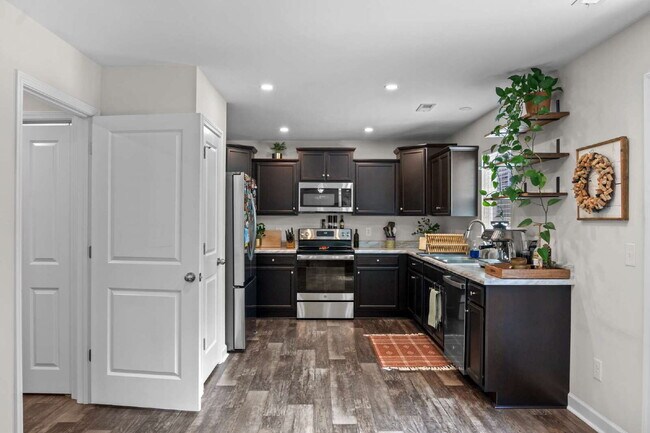 Building Photo - 410 Silverstone Pl