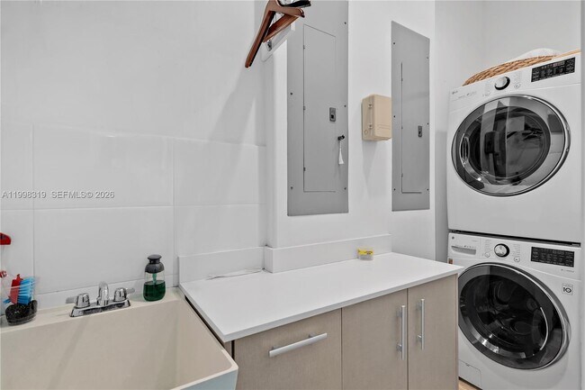 Building Photo - 435 Hampton Ln