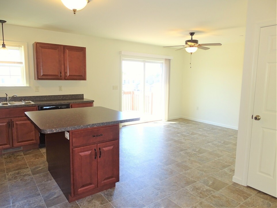 Building Photo - 312 Meadow View Dr