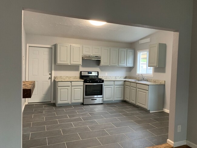 Building Photo - 5934 Lucille Dr