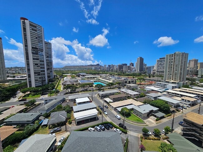 Building Photo - Bright 2-Bedroom Condo with Lanai