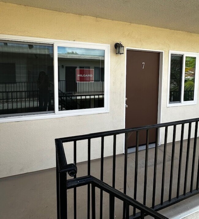 Building Photo - Charming One Bedroom Upstairs Apartment