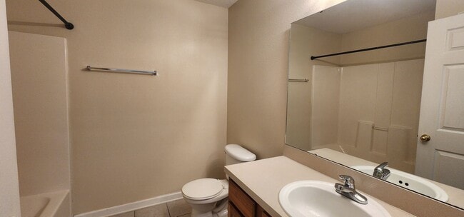 Building Photo - Willow Ridge Upstairs 2/2 Condo