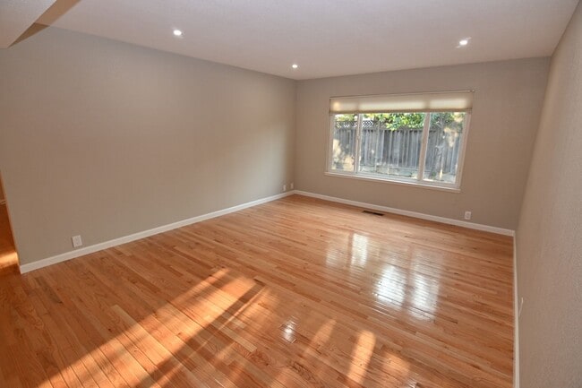 Building Photo - 5719 Lathrop Dr